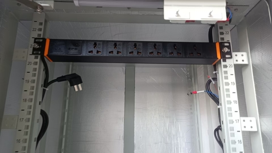 سیاه 200 - 240VAC 32A واحد توزیع برق عمودی PDU با C13 / C19 خروجی برای توزیع برق